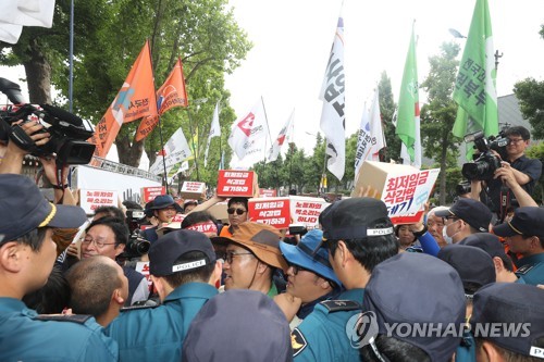 청와대 향하는 최저임금 삭감법 폐기 서명