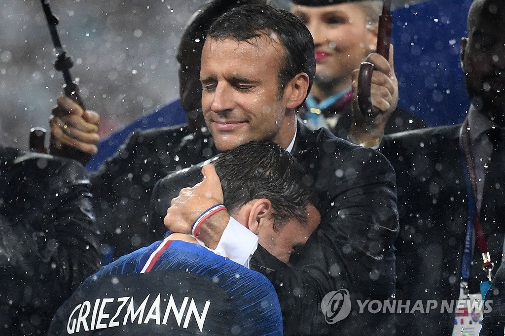 (모스크바 AFP=연합뉴스) 에마뉘엘 마크롱 프랑스 대통령이 지난 15일 러시아 모스크바 루즈니키 스타디움에서 열린 2018 러시아 월드컵 결승전에서 프랑스가 크로아티아를 꺾고 우승하자 감격스런 표정으로 공격수 앙트안 그리에즈만을 끌어안고 있다.