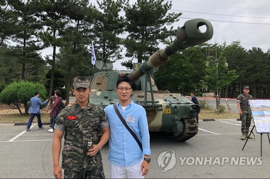 故 박 상병 군부대 찾은 아버지와 기념사진