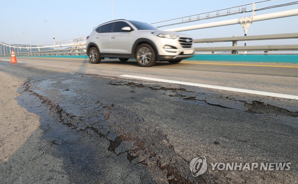 폭염에 녹은 울산대교 도로