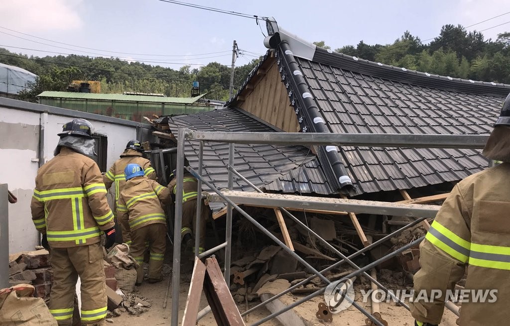 보수 공사하던 주택 붕괴