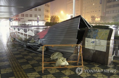 무너져 내린 버스 정류장