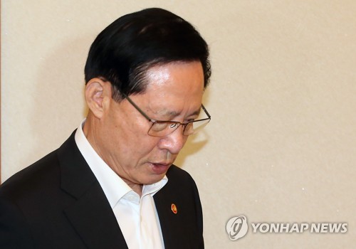 국무회의 입장하는 국방부 장관