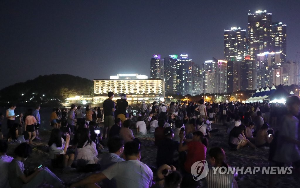 잠 못 드는 밤 해운대 북적