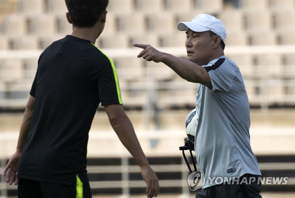 작전지시하는 김학범 감독