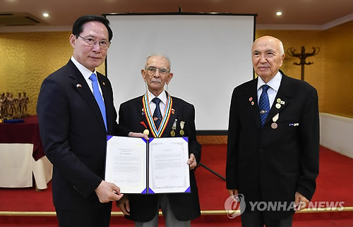 참전용사상 수여하는 송영무 장관