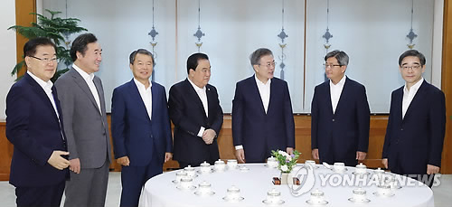 5부 요인과 얘기 나누는 문 대통령