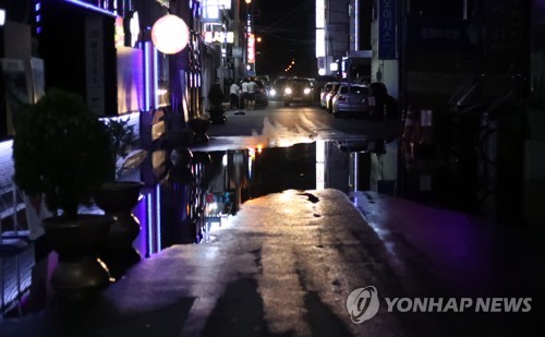 해수면 상승으로 물바다 된 도로