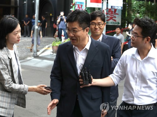 특검 출석하며 기자들의 질문 받는 송인배 정무비서관