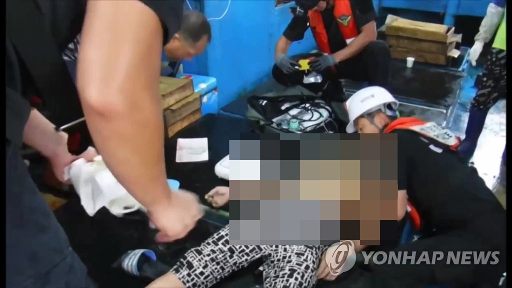 심정지 어선 선원 구조하는 해경