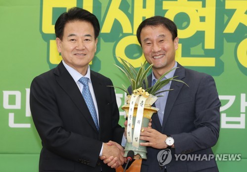 문 대통령의 취임 축하 난 받는 정동영
