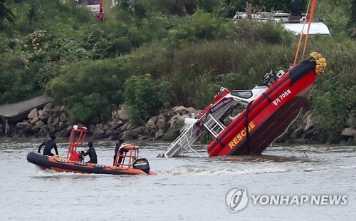 모습 드러낸 전복 소방구조보트