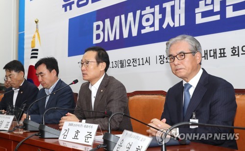 홍영표 발언 경청하는 김효준 BMW코리아 회장