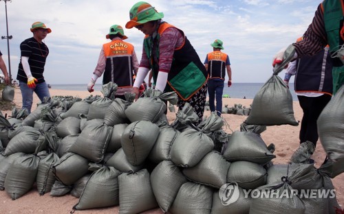 '해수욕장 모래로 태풍 대비하는 강릉 시민'