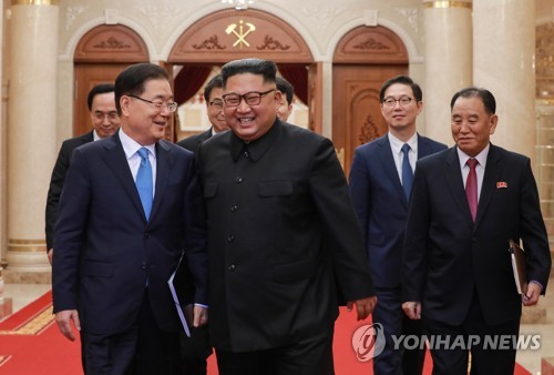 북 김정은과 대화 나누는 정의용 특사
