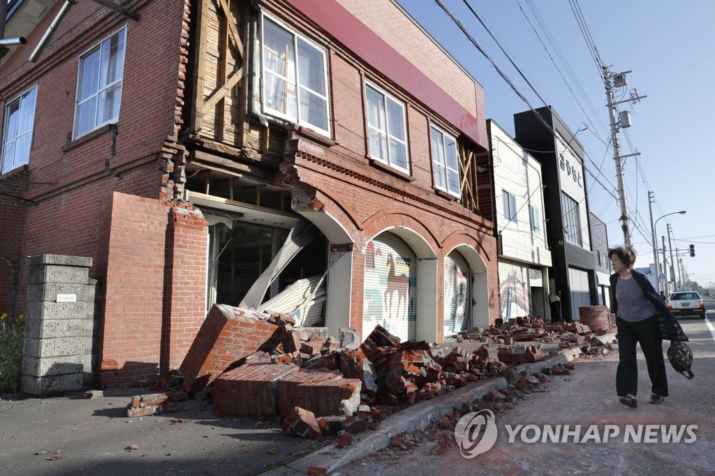 홋카이도 강진에 무너진 건물