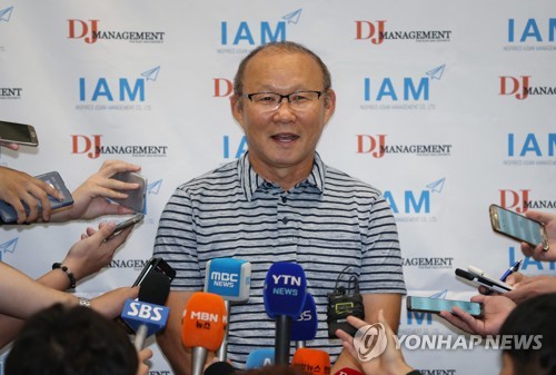 박항서, 미소 머금고 인터뷰