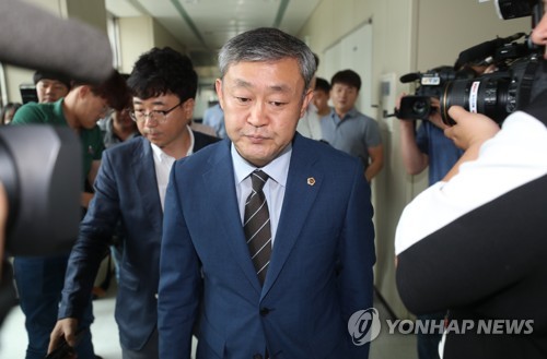 조사실로 향하는 송성환 전북도의회 의장
