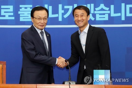악수하는 이해찬 대표와 한병도 정무수석