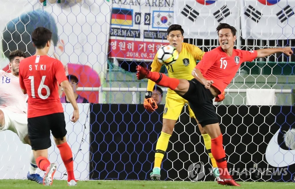 This file photo taken on Sept. 11, 2018, shows South Korea's Kim Young-gwon (R) controlling the ball during a international friendly football match against Chile at Suwon World Cup Stadium in Suwon, south of Seoul. (Yonhap)