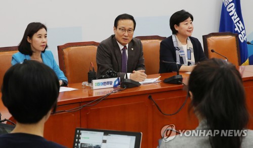 의사일정 관련 기자간담회하는 홍영표