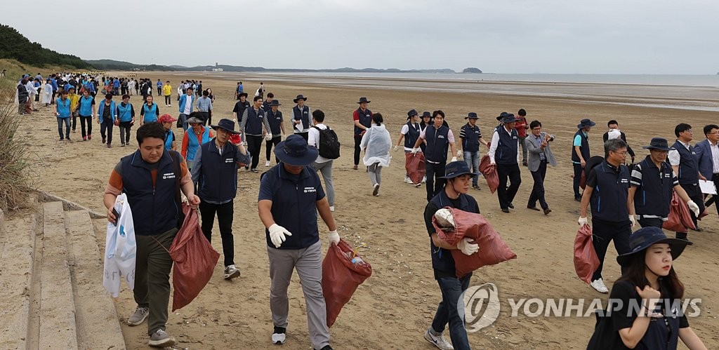 몽산포 해변에서 연안정화의 날 행사