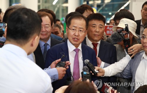 취재진 질문에 답하는 홍준표