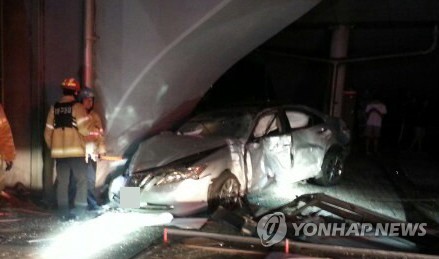 버스정류장으로 돌진한 음주 차량