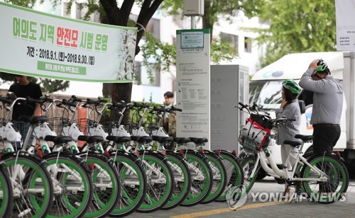 모든 자전거 운전자와 동승자 안전모 착용 의무화 제도가 시행되는 28일 서울 여의도의 따릉이 대여소에서 시민들이 자전거를 대여하며 헬멧을 착용하고 있다. 다만 이는 훈시규정이어서 처벌은 없다. 적용 대상 도로는 도로법상 도로와 자전거도로로 한정된다. 2018.9.28