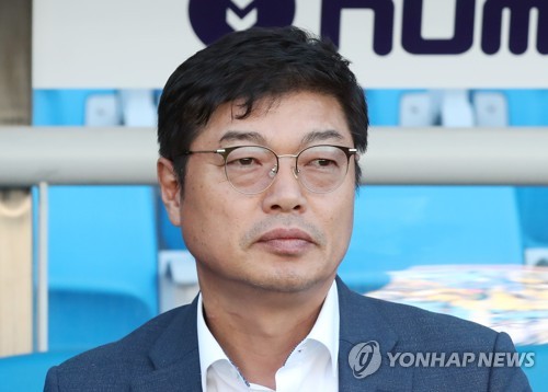 경기 지켜보는 경남 김종부 감독