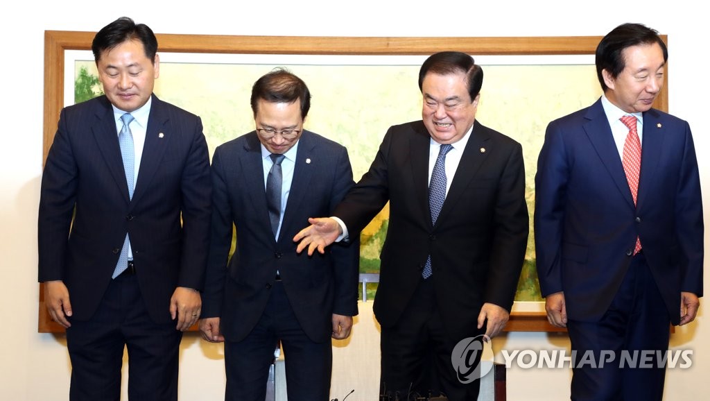 자리로 향하는 국회의장과 교섭단체 원내대표