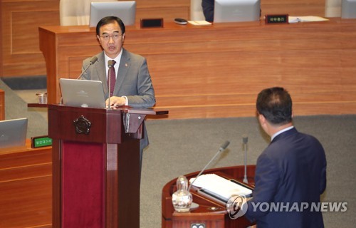 질문에 답하는 조명균 통일부 장관