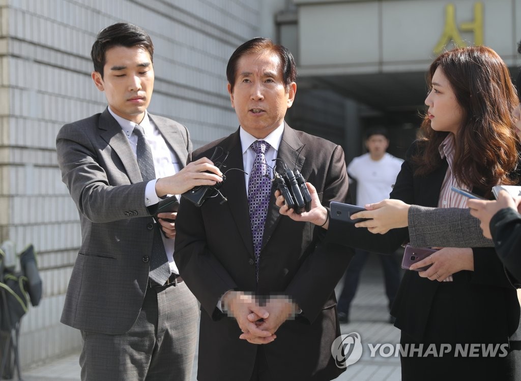 전직 경찰청장에 채워진 수갑