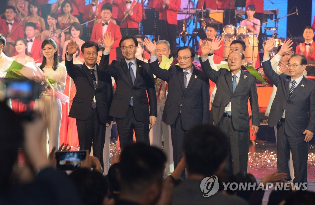 북측 주민들에게 인사하는 조명균·이해찬