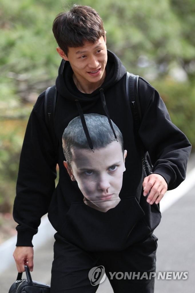 밝게 인사하는 이재성