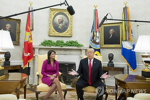 (워싱턴DC EPA=연합뉴스) 트럼프 대통령이 지난 9일(현지시간) 오전 백악관 집무실에서 니키 헤일리 유엔주재 미국대사와 만나 기자회견을 갖고 있다. bulls@yna.co.kr(끝)