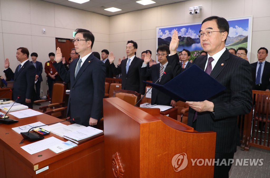 선서하는 조명균 통일부 장관