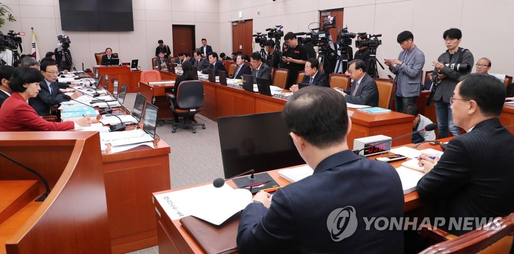 Unification Minister Cho Myoung-gyon (R) listens to lawmakers' questions during an audit of the government's handling of North Korea policy at the National Assembly in Seoul on Oct. 11, 2018. (Yonhap) 
