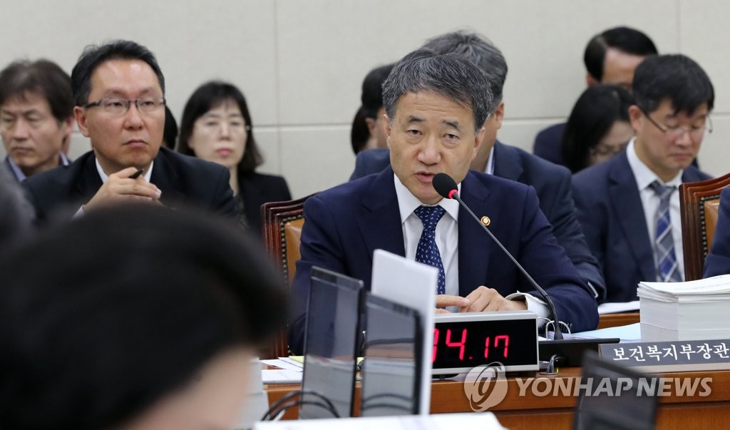 답변하는 박능후 보건복지부 장관