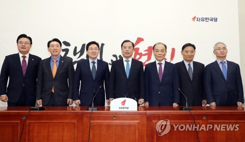 사진촬영하는 김병준 비대위원장과 조강특위 의원들