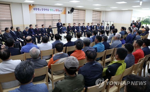 강정마을 주민들에게 인사말 하는 문 대통령