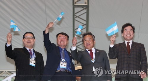 선수들에게 인사하는 총리