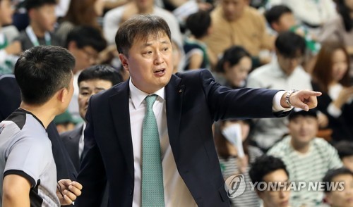 이상범 감독, 오늘 안 풀리네