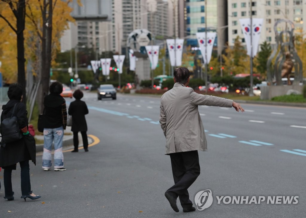 애타게 택시 기다리는 시민들
