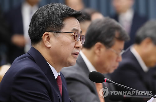 고용 동향 점검하는 김동연 부총리