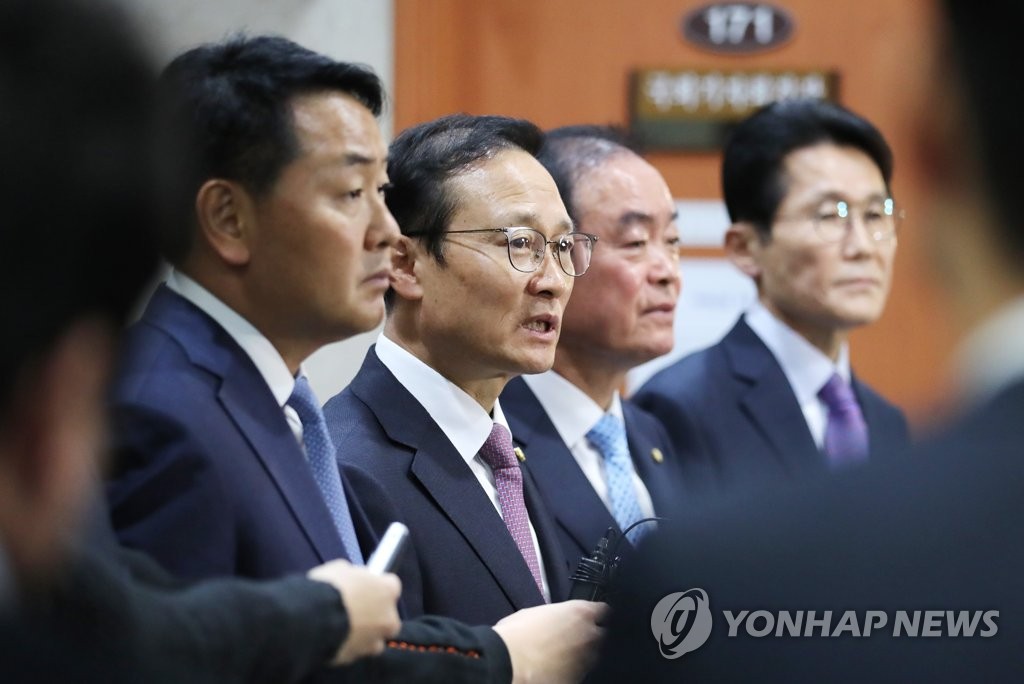 특별재판부 설치 추진, 질문에 답하는 홍영표