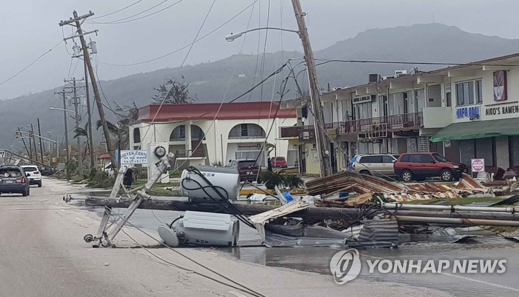 태풍 '위투'에 쓰러진 전신주
