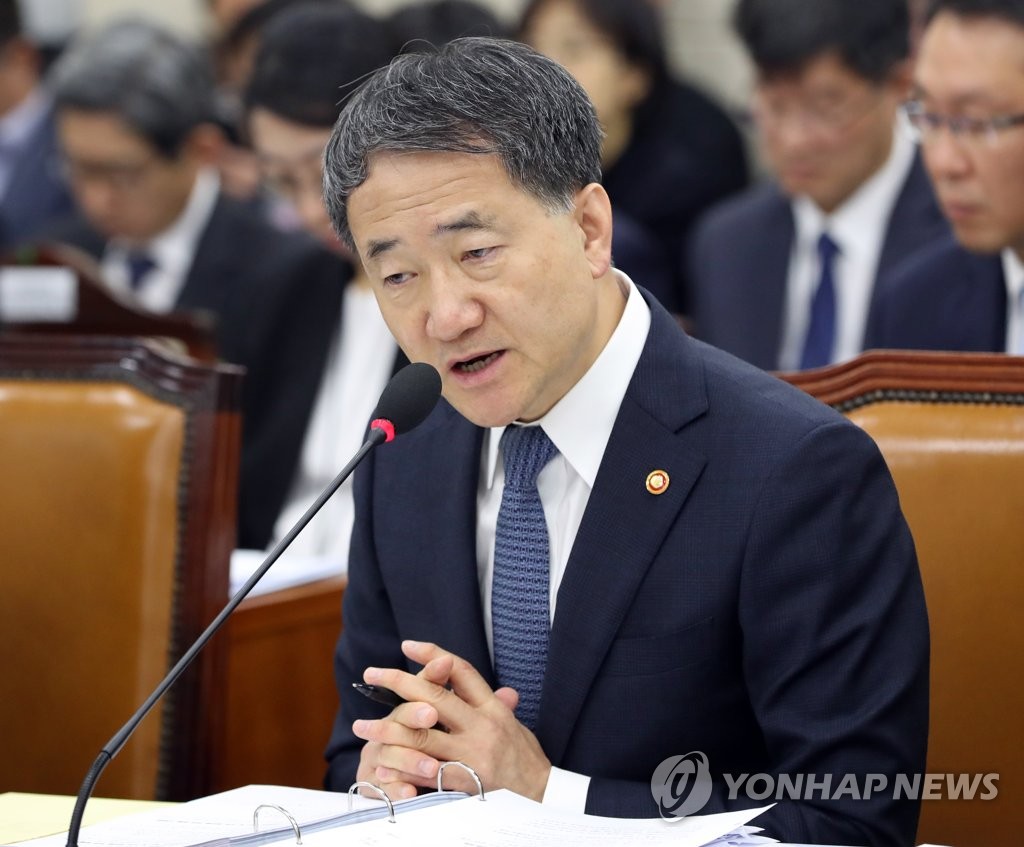 답변하는 박능후 장관
