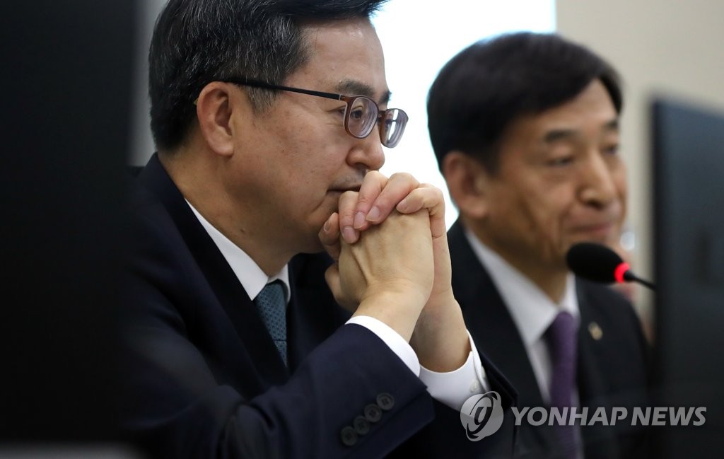 생각에 잠긴 김동연 부총리