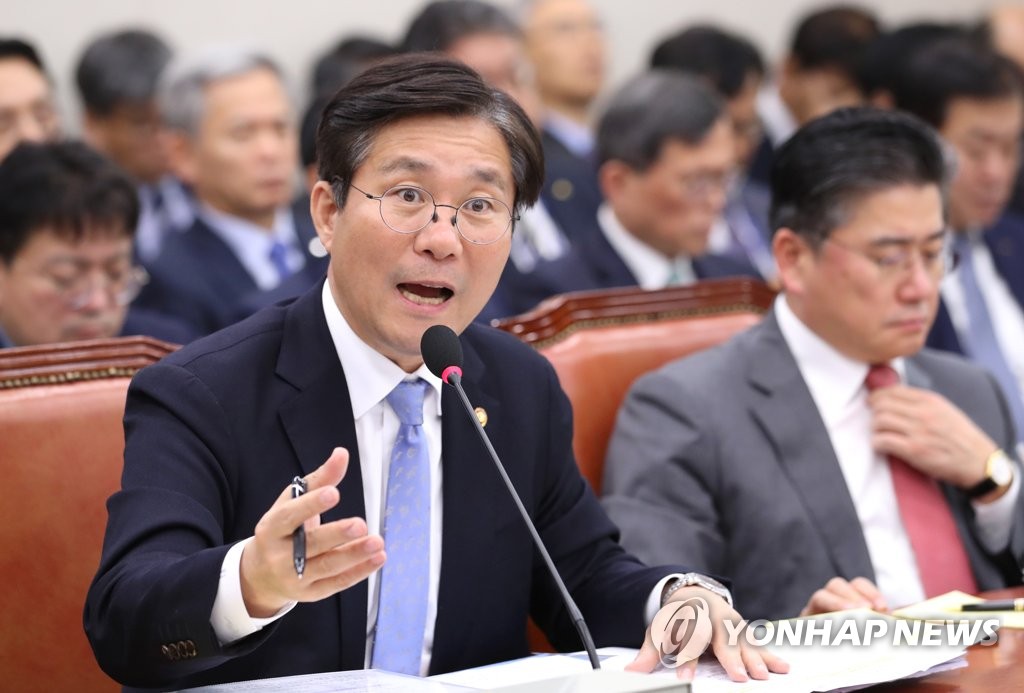 질의에 답하는 성윤모 장관
